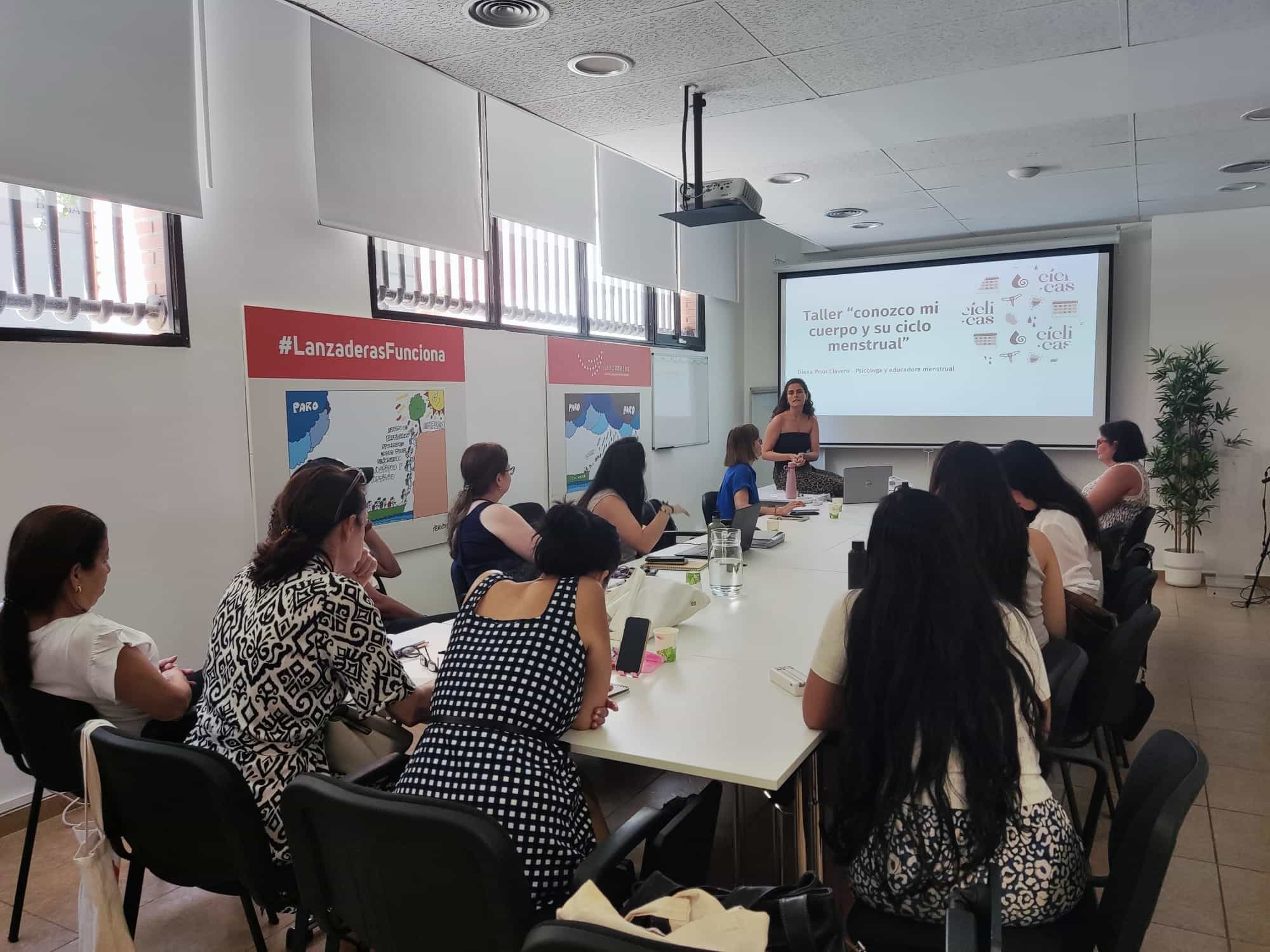 Diana Prior durante Sensibilización para familias sobre el ciclo menstrual
